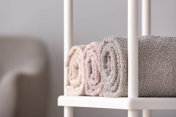 Asciugamani puliti sullo scaffale in camera
 - Foto, immagini