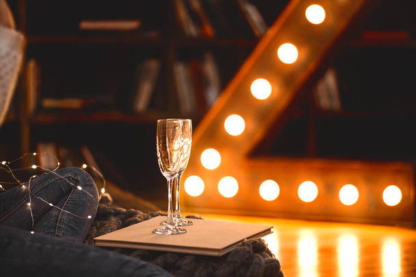 Бокал шампанского на фоне новогодних огней
 - Фото, изображение