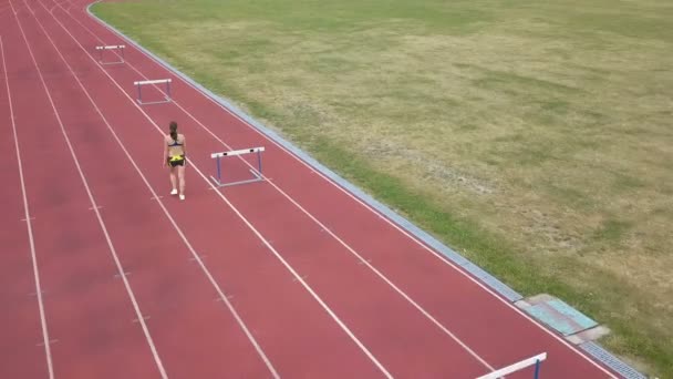 Γυναίκα αθλητής στο δρόμο πάει μετά το άλμα μέσα από τα φράγματα - Πλάνα, βίντεο