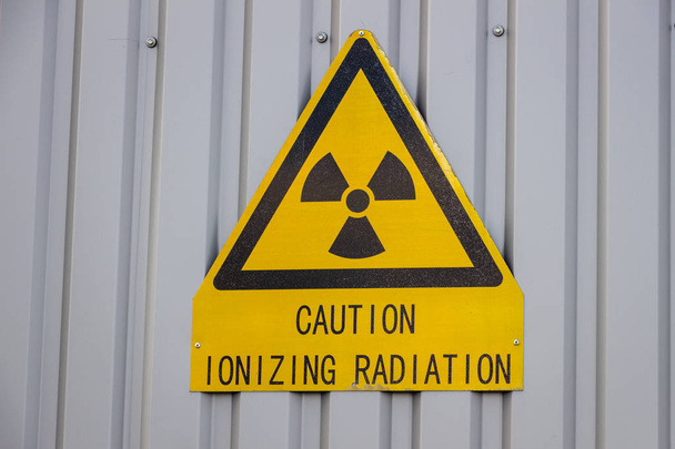Προσοχή σήμα ακτινοβολίας ιονίζουσα ακτινοβολία στον τοίχο - Φωτογραφία, εικόνα