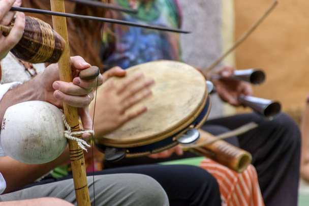 Бразильский музыкальный инструмент под названием беримбау и другие, которые обычно используются во время капоэйры, привезенной из Африки и модифицированной рабами
 - Фото, изображение