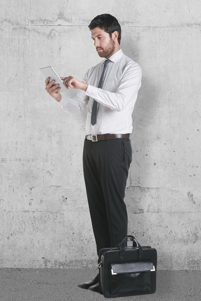 Young businessman working with digital tablet. - Foto, imagen