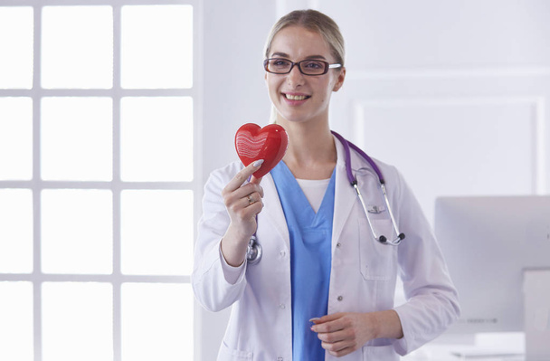 Arts met stethoscoop vasthouden hart, geïsoleerd op witte backgr - Foto, afbeelding