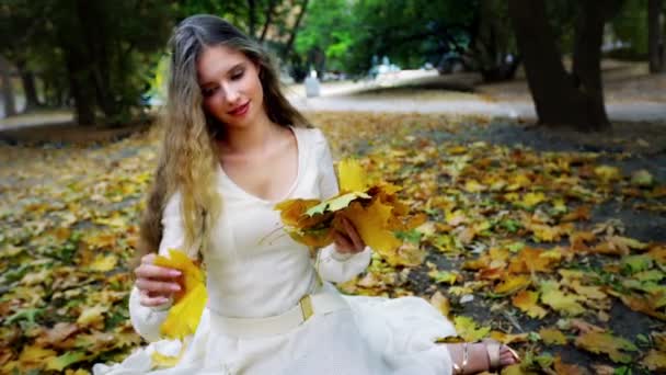 Menina de outono na moda e estilo de letras pegar folhas
 - Filmagem, Vídeo