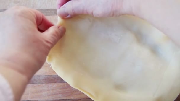 Μια γυναίκα βάζει μια ψητή κρούστα σε μια αλμυρή πίτα - Πλάνα, βίντεο