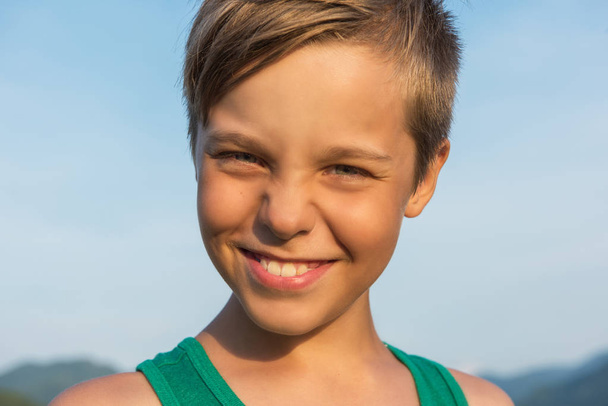 Retrato de close-up de um menino no dia de verão
. - Foto, Imagem