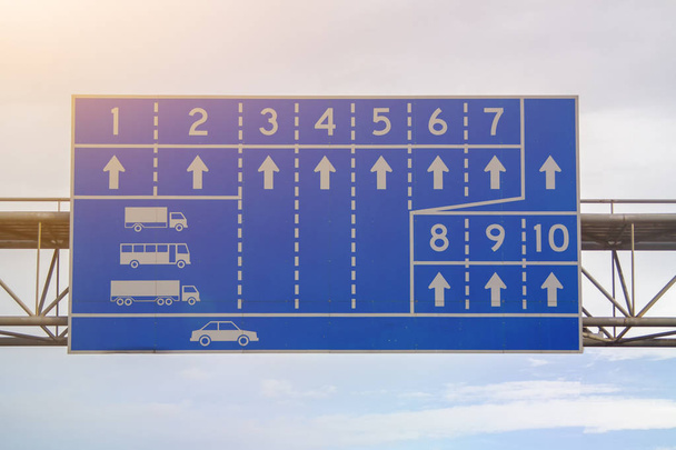 青い背景と車の滑走路白のシンボルのサイン - 写真・画像