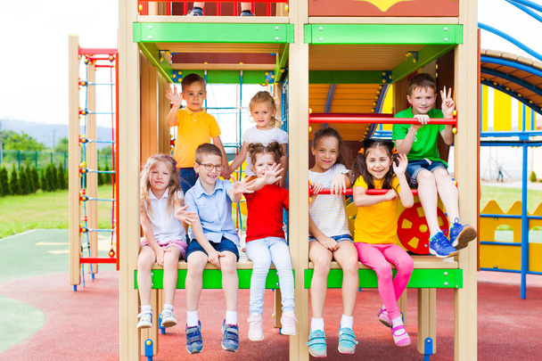 Kinder sitzen zusammen auf Baustelle auf Spielplatz - Foto, Bild