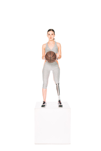 vista integrale di sportiva disabile con gamba protesica che tiene palla da basket isolata su bianco
 - Foto, immagini