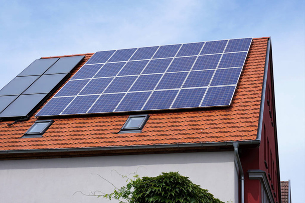 Panneaux solaires sur le toit de la maison
 - Photo, image