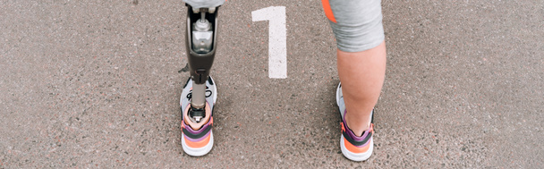Sokaktaki protez bacaklı engelli sporcunun panoramik çekimi - Fotoğraf, Görsel