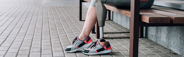 plano panorámico de deportista discapacitado con pierna protésica en la calle
 - Foto, Imagen