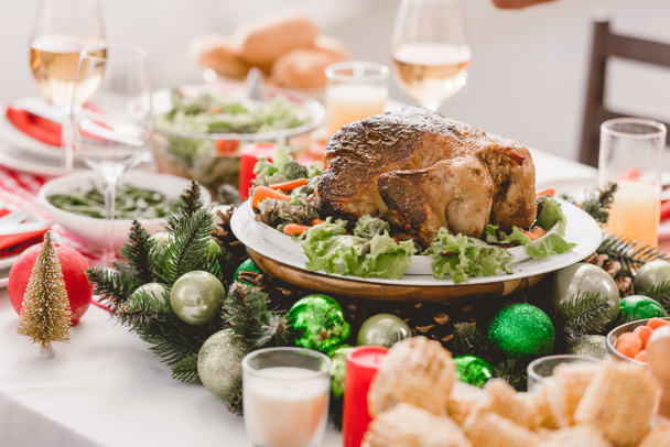 selektivní zaměření talíře s chutným krocanem na stole o Vánocích  - Fotografie, Obrázek