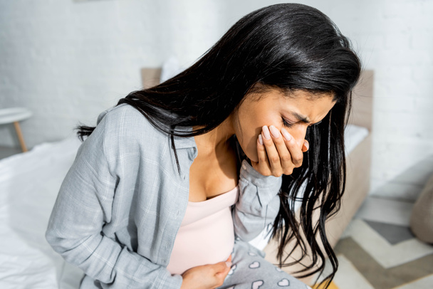 embarazada afroamericana mujer teniendo toxicosis vómito en apartamento
  - Foto, Imagen