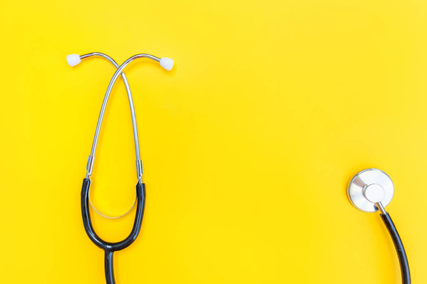Medizintechnik Stethoskop oder Phonendoskop isoliert auf trendy gelbem Hintergrund - Foto, Bild