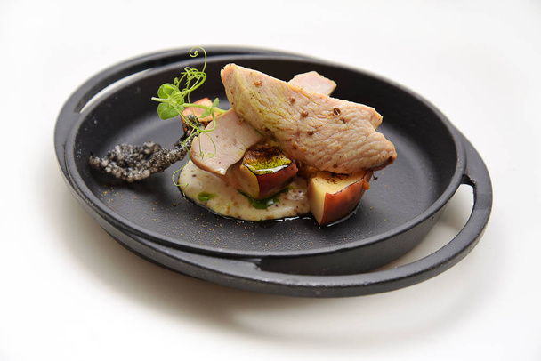 turkey fillet with pear and puree - Foto, imagen