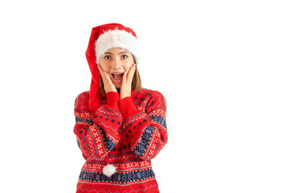 Merry Holly x mas portret van Crazy Cool vrolijk en blij positief en charmant meisje in een rode Pullover klappen palmen wachten op cadeau geïsoleerd over witte achtergrond - Foto, afbeelding