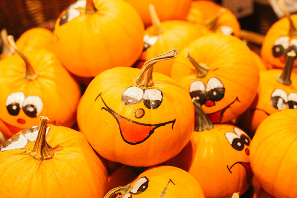 Χαμογελαστά πρόσωπα ζωγραφισμένες σε φρέσκες κολοκύθες το φθινόπωρο. Απόκριες - Φωτογραφία, εικόνα