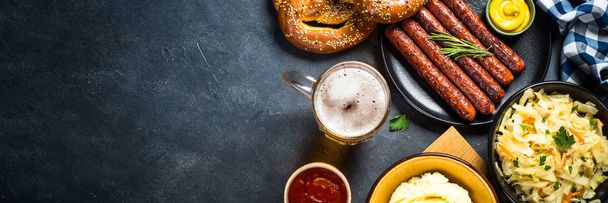 Oktoberfest élelmiszer-kolbász, sör és a bretzel. - Fotó, kép