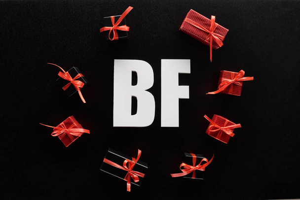 felső nézet a Bf betű piros ajándékok elszigetelt fekete - Fotó, kép