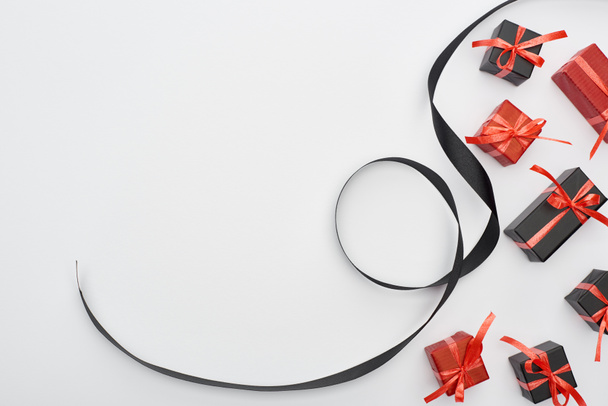 felső nézet fekete szalag és piros ajándék dobozok fehér háttér - Fotó, kép