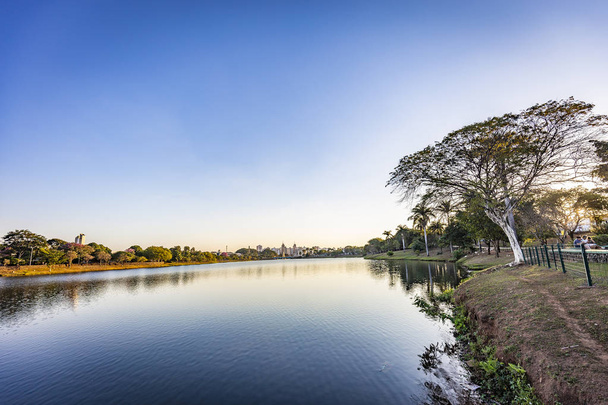 Sao Jose do Rio Preto City. Vista del parque del lago al atardecer
 - Foto, imagen