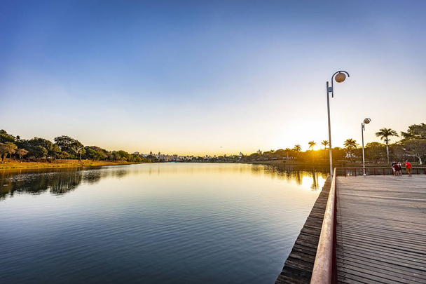 Sao Jose do Rio Preto City. Vista del parque del lago al atardecer
 - Foto, imagen