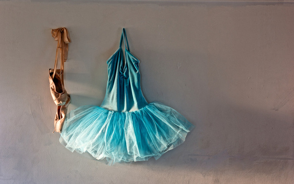 μπαλέτο κοστούμι σε παλιό τοίχο - Φωτογραφία, εικόνα