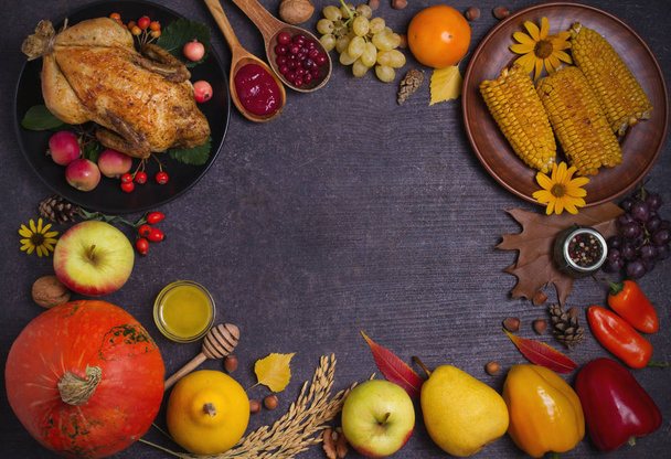 Huhn oder Truthahn, Herbstfrüchte und Gemüse. Dankbares Essenskonzept. Ernte- oder Erntedank-Hintergrund. flache Lage, Kopierraum, horizontales Bild - Foto, Bild