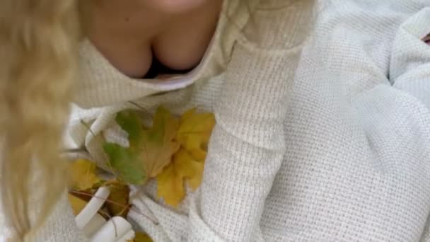 Escote chica manos con hojas de otoño a continuación, cara
 - Imágenes, Vídeo
