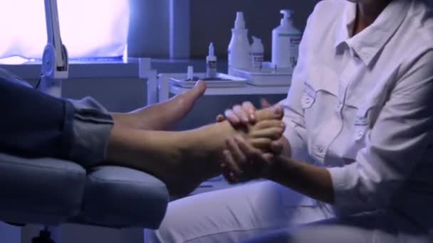 Der Podologe massiert die Füße der Patienten. - Filmmaterial, Video