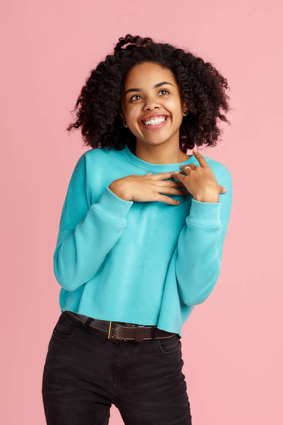 Happy african american young woman posing over pink background. - Φωτογραφία, εικόνα