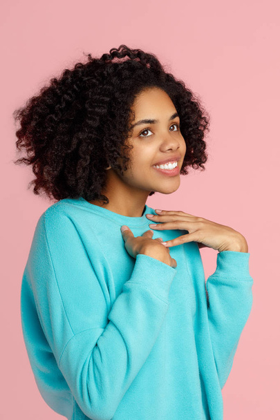 Happy african american young woman posing over pink background. - Foto, imagen