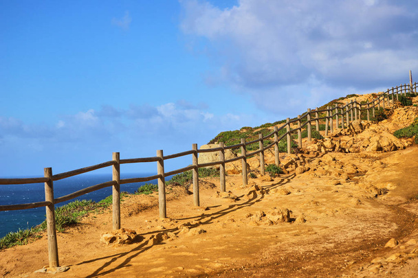 Cabo da Roca, Portugal. Faro y acantilados sobre el Océano Atlántico, el punto más occidental del continente europeo. - Foto, imagen