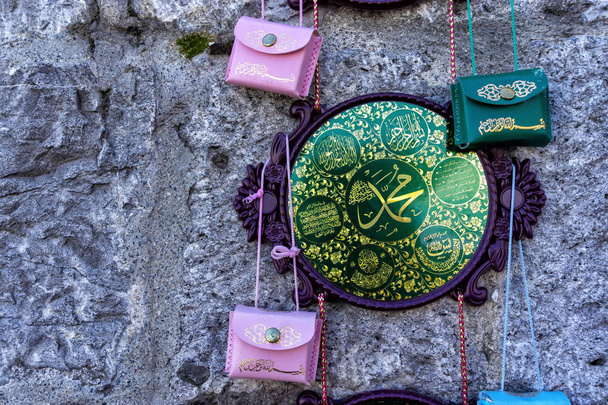 Pequeñas bolsas en venta en Prizren, Kosovo
 - Foto, Imagen