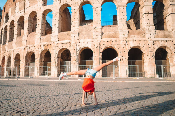Klein meisje voor het colosseum in Rome, Italië - Foto, afbeelding