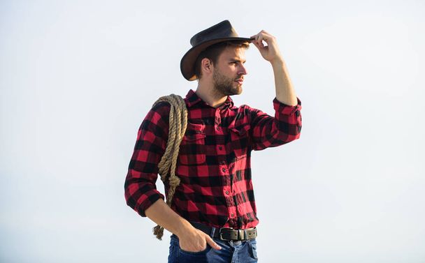here is my heart. man checkered shirt on ranch. western cowboy portrait. cowboy with lasso rope. Western. wild west rodeo. Thoughtful man in hat relax. Vintage style man. Wild West retro cowboy - Fotografie, Obrázek