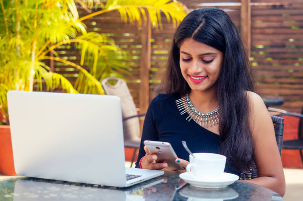 ідея кавової перерви. Молода індійська бізнес-леді, використовуючи планшетний комп'ютер в літньому садовому кафе
 - Фото, зображення