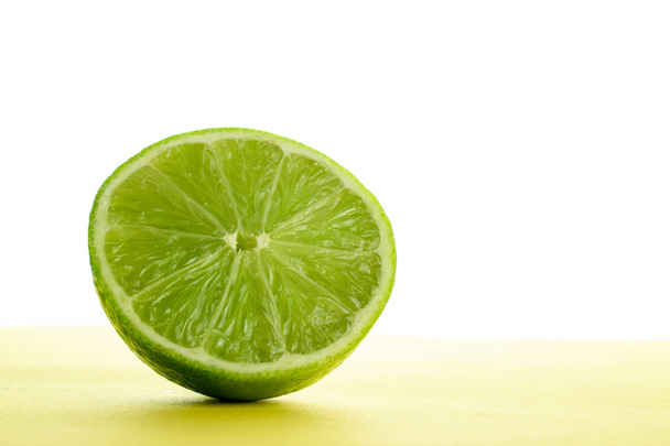 Luce di calce. Fresco succoso limone verde isolato su sfondo bianco
 - Foto, immagini