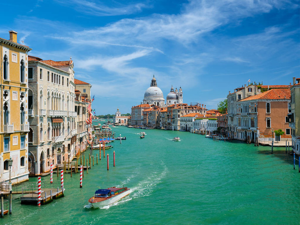 Vista del Gran Canal de Venecia y la iglesia de Santa Maria della Salute al atardecer
 - Foto, Imagen