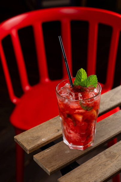 夏のテラスで屋外で提供される氷と新鮮なミントと赤いイチゴレモネード - 写真・画像