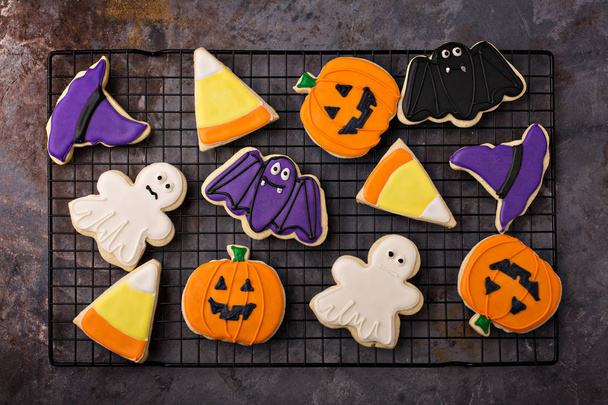 Halloween cookies on a cooling rack - Φωτογραφία, εικόνα