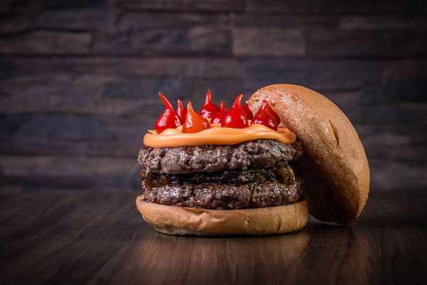 Dvojitý řemeslné hovězí Burger  - Fotografie, Obrázek