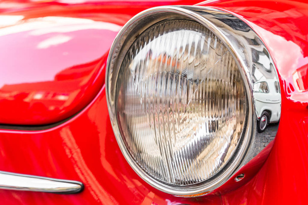 Headlight of a vintage retro old car automobile vehicle. - Foto, Bild