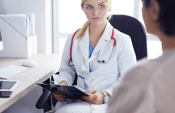 Mujer doctora explicando diagnóstico a su paciente femenino - Foto, Imagen