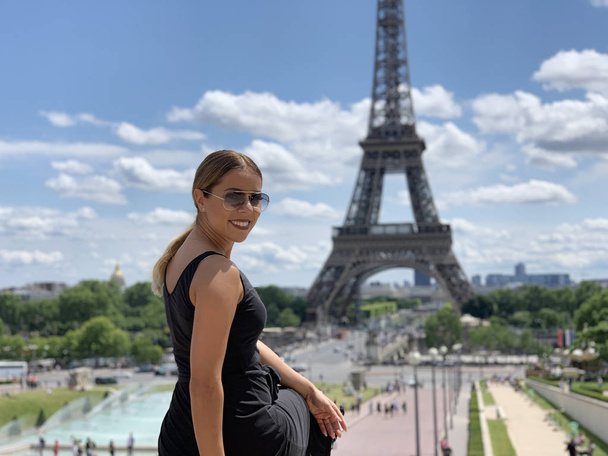 Fiatal nő turisták előtt az Eiffel-torony, Párizs, Franciaország - Fotó, kép