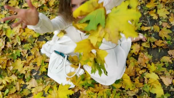 Vista superior de la chica de otoño en la moda en el estilo de letras
 - Metraje, vídeo