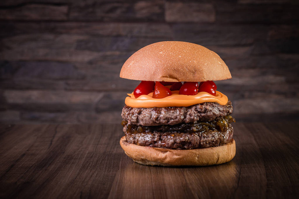 Double Craft Beef Burger mit Cheddar-Käse - Foto, Bild