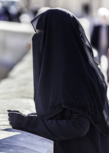 Niqab は体と頭を完全にカバーする長いチュニックです。当座貸越に女性の目やっとのことで残す. - 写真・画像