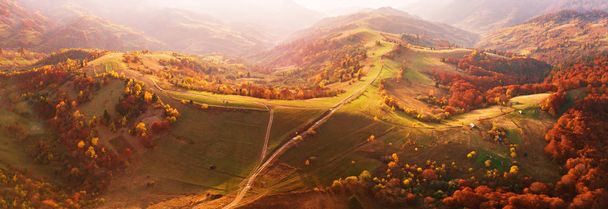 Panorama da montanha de outono. Paisagem ensolarada com prado e colorf
 - Foto, Imagem